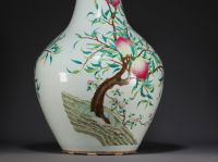 Chine - Imposant vase en porcelaine de la famille rose au décor des neuf pêches, dynastie Qing. (100cm de haut)