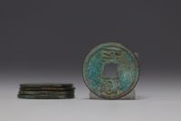 Chine - Lot de seize sapèques, pièces de monnaie en bronze datant du XVIIe siècle.