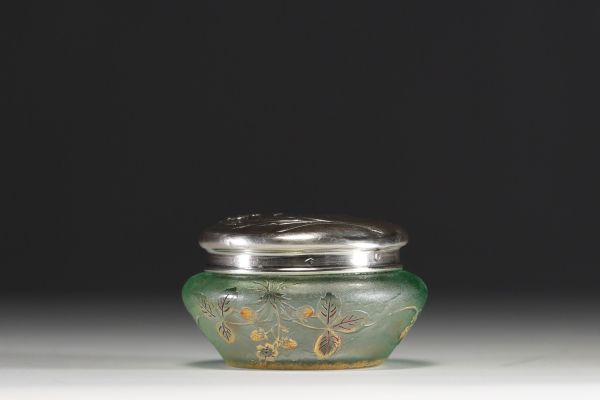 DAUM Nancy - Petite boite en verre givré dégagé à l'acide à décor de fleurs rehaussée à l'or, signée.