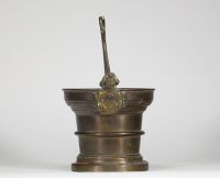 Travail brabançon, fin XVe – début XVIe siècle Seau à eau bénite en bronze avec poignée figurée  Ce rare seau à eau bénite, datable de la fin du XVe ou du début du XVIe siècle, est un bel exemple de la production de bronze liturgique dans les anciens Pays-Bas méridionaux, et plus précisément dans la région du Brabant, alors centre actif d’artisanat et de fonderie. La pièce présente une poignée mob