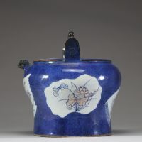 Rare verseuse couverte en porcelaine à fond bleu poudré et décor en réserve, Chine, dynastie Qing, époque Kangxi (1662–1722)