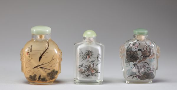 Chine - Ensemble de trois tabatières en verre églomisé à décor animalier et de paysage.