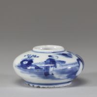 Chine, XVIIIe siècle Encrier en porcelaine bleu et blanc à décor de sage et d’enfant