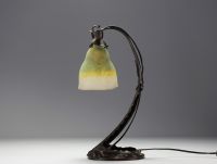 DAUM Nancy - Louis MAJORELLE (1859-1926) Lampe tulipe en verre marmoréen sur monture en fer forgé martelé, signée.