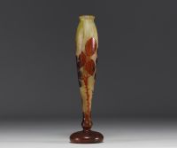 DAUM Nancy - Vase soliflore en verre multicouche dégagé à l'acide à décor de murier.
