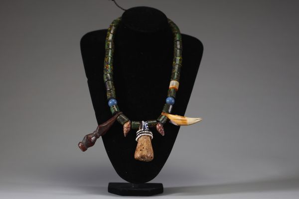 Afrique RDC - Collier de dignitaire Yaka composé de bois, de dents et de perles, 1ère moitié XXème.