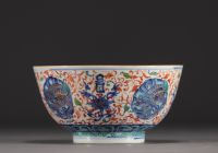Chine - Grand bol en porcelaine à décor de lions en cartouche et fleurs, marque Ming.