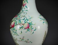 Chine - Imposant vase en porcelaine de la famille rose au décor des neuf pêches, dynastie Qing. (100cm de haut)