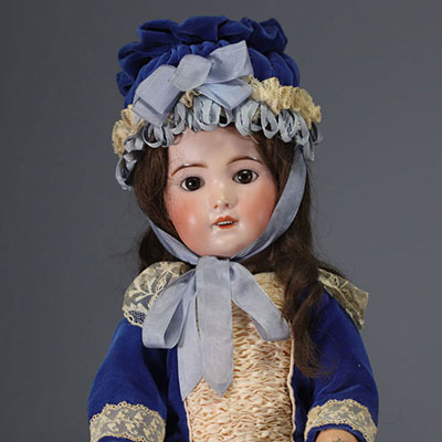 JUMEAU - SFBJ - Poupée tête Jumeau 234 en biscuit, corps SFBJ 230, bouche ouverte, marque rouge au tampon, vers 1900.