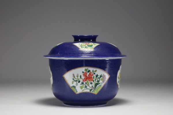 Chine- Pot couvert en porcelaine bleu poudré, cartouche à décor floral, époque Kangxi