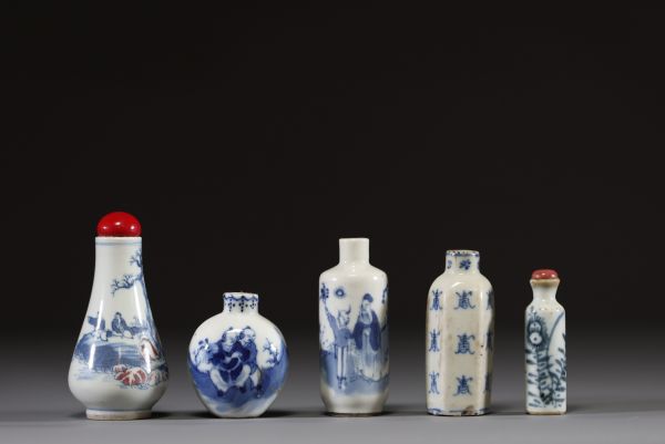 Chine - Ensemble de cinq tabatières en porcelaine blanc bleu à décor de personnages, de paysage et caractères chinois, XIX-XXème.