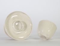 ENSEMBLE COMPOSÉ D’UN BOL ET D’UN SUPPORT EN PORCELAINE À GLAÇURE BLANCHE Chine, dynastie Song, XIIe-XIIIe siècle.
