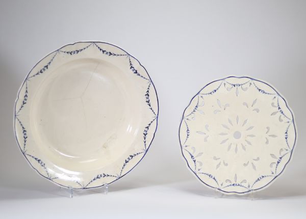 Rare et décoratif égouttoir en faïence fine émaillée blanche à décor bleu de type 