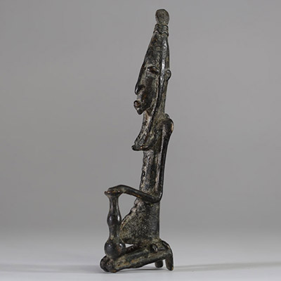 Ancien bronze Dogon, figurant un personnage agenouillé.  Mali . H : 20 cm