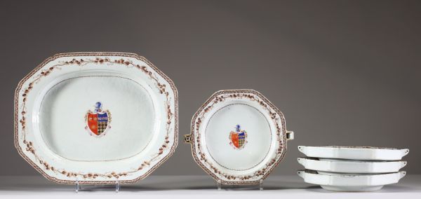 Chine, Compagnie des Indes – Plat à viande et quatre assiettes creuses chauffantes à décor d’armoiries, époque Qianlong (1736–1795) Rare ensemble en porcelaine de commande, à décor armorié polychrome 