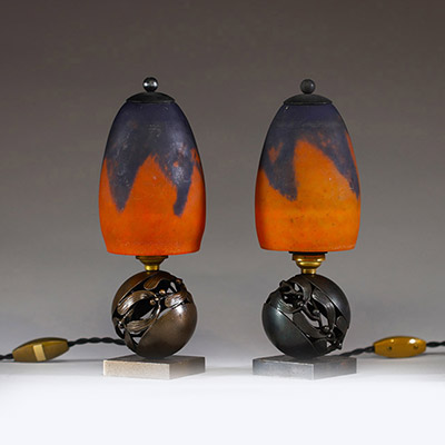 Edgar BRANDT (1880-1960) & DAUM Nancy - Paire de lampes sur pied en bronze à décor de boule de gui, bobèches en verre marmoréen, signées Brandt et Daum Nancy.