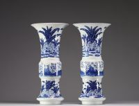 Chine - Paire de vases Gu en porcelaine blanc bleu à décor floral de coqs et poules , marque et époque Kangxi. Bon état