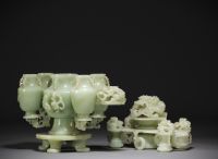 Chine - Grande sculpture en jade représentant des pots couverts à décor de dragons.