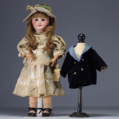 SFBJ - Poupée tête en biscuit coulée, bouche ouverte, yeux bleus dormeurs, marquée en creux SFBJ 301 Paris, entre 1899 et 1920.