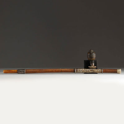 Chine - Pipe à opium en bois, argent et jadeite, début du XIXe siècle.