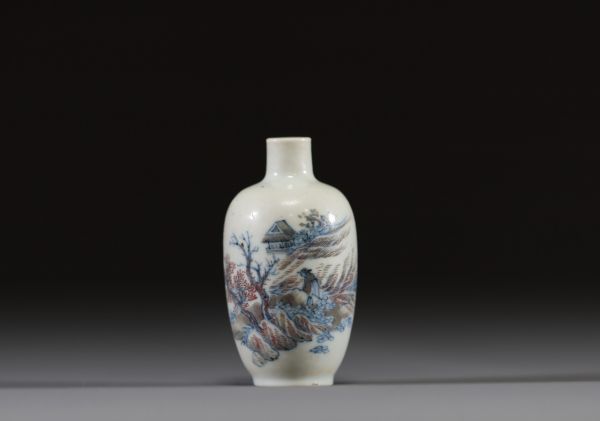 Chine - Tabatière en porcelaine polychrome bleu, grisaille et rouge de fer à décor d'un paysage animé, dynastie Qing, marque sous la pièce.