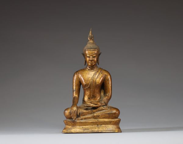 Chine - Thaïlande - Figure de Bouddha assis en bronze doré.