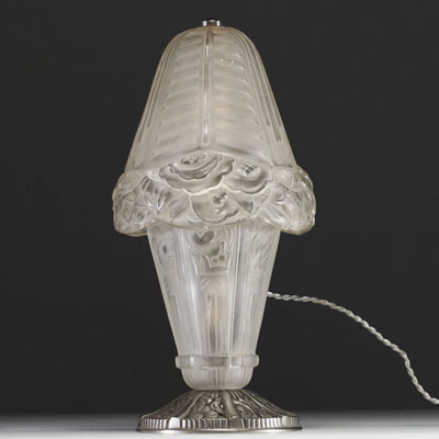 J. ROBERT (XX) - Art Deco lamp in pressed moulded glass with geometric floral decoration, base in nickel-plated bronze, circa 1930.