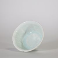 CHINE, PROBABLEMENT DYNASTIE QING, DANS LE STYLE GE YAO Bol en porcelaine céladon craquelé.