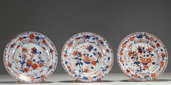 Chine - Ensemble de trois assiettes en porcelaine Imari, XIXème.