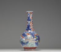 Chine - Vase en porcelaine polychrome à décor de personnages, époque XVIIème.