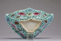 Chine - Jardinière en porcelaine famille rose à décor floral sur fond turquoise.
