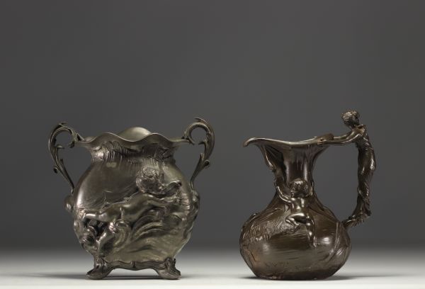 Ensemble d'une verseuse et d'un vase Art Nouveau en étain polis, vers 1900.