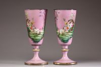 Paire de vases en porcelaine polychrome sur fond rose à décor de chats et de fleurs, XIXème.