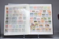 Ensemble de 30 albums et une série de timbres en vrac regroupant la Chine, l'Orient, la France ainsi que des timbres du monde.