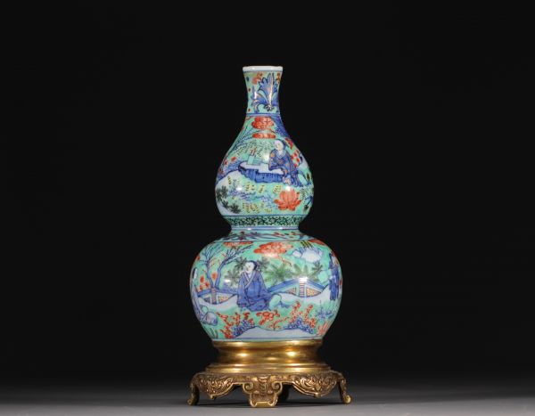 Chine - Vase double gourdes en porcelaine à décor de personnages, monture en bronze doré, période Qing.