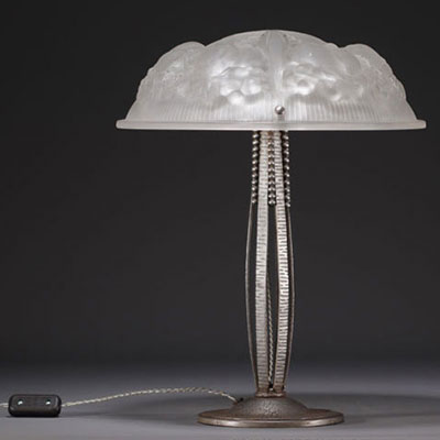 MULLER frères Lunéville - Lampe Art Déco, coupole en verre sablé à décor de fruits, pied à décor de perles.