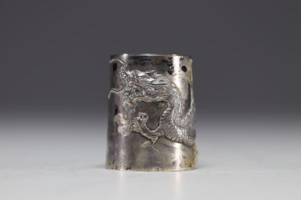 Chine - Gobelet en argent massif à décor d'un dragon.