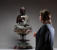 Japon - Imposant Bouddha en bronze et émail cloisonné assis sur une fleur de lotus, XIXème.