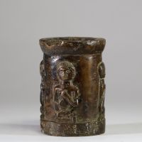 Rare récipient rituel ajouré en bronze massif, décoré de quatre figures humaines stylisées. Ethnie Bakongo, RD Congo.  Fonte à la cire perdue, patine ancienne. Objet rituel utilisé comme support pour fétiche ou logement symbolique de bilongo (substances de pouvoir) ? H. 13,5 cm – Poids : 4,5 kg. Première moitié du XXe siècle ou antérieur. Collecté sur site par A.S., St Idesbald, début des années 1