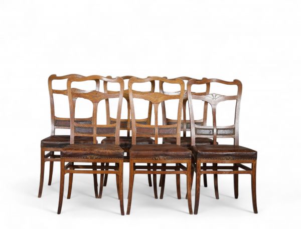 Victor Horta (1861-1947) Suite exceptionnelle de six chaises Art nouveau – Commande de Valère Carpentier (1899)  Cet ensemble rare de six chaises en chêne est une remarquable illustration du style Art nouveau de Victor Horta, l’un des pionniers de ce mouvement en Belgique. Ces pièces ont été spécialement conçues en 1899 pour Valère Carpentier, un riche industriel et amateur d’art, à l’occasion de