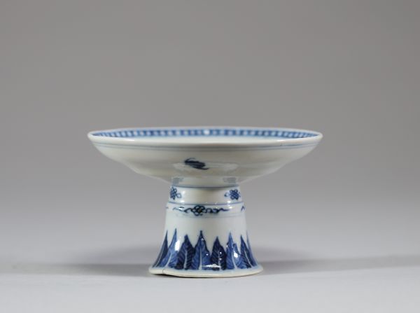 Chine - Petit coupe sur pied en porcelaine blanc bleu à décor de pivoines, d'un oiseau sur une branche et de poème, XIXème.