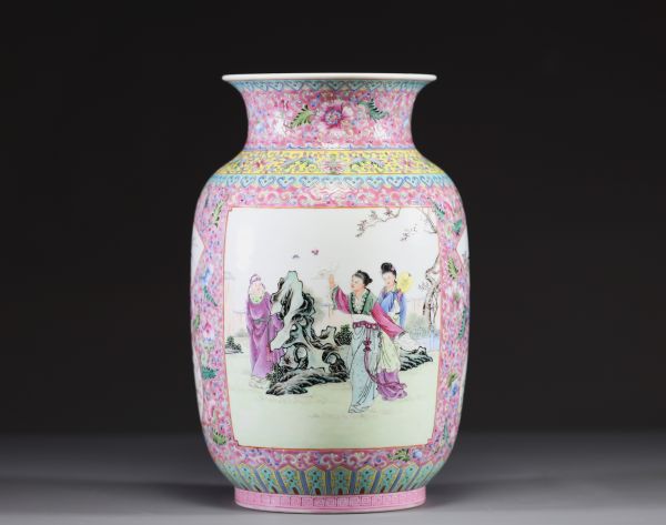 Chine - Vase en porcelaine polychrome émaillée famille rose à décor de dames, époque République.