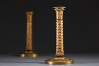 Paire de bougeoirs en bronze ciselé et doré d'époque Restauration, vers 1830.