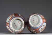 Japon - Paire de vases Imari à décor de fleurs et de guerriers Samouraï, fin XIXème.