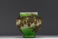 DAUM Nancy - Vase en verre multicouche dégagé à l'acide à décor de groseilles.