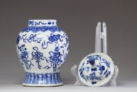 Chine - Potiche couverte en porcelaine blanc bleu à décor d'antiquités, marque Kangxi sous la pièce.