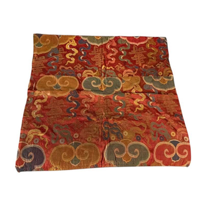 Chine - Taie d’oreiller carrée en soie rouge tissée de fils polychromes à motif de Ruyi bleu et jaune, XIXème.