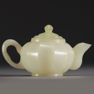 Chine - Théière en jade blanc.