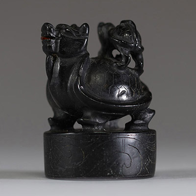 Chine - Cachet en jade noire, sculpture animalière représentant deux tortues.