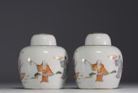 Chine - Paire de pots couverts en porcelaine polychrome à décor de personnages, marque sous la pièce.